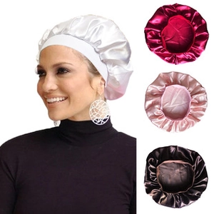 Vue détaillée des bonnets de nuit en satin blanc, bordeaux, rose et chocolat