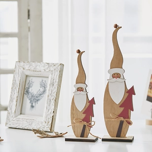 Decorazioni da tavolo natalizie minimaliste in legno con campanelli per interni festivi