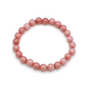 Dettaglio di bracciale con perline rosa con minerali naturali tondi e finitura lucida