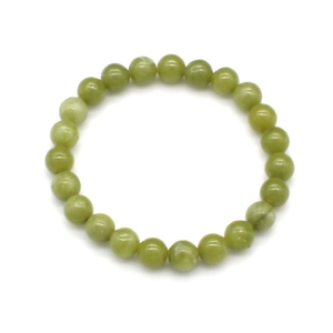 Dettaglio del bracciale fatto a mano con perle verdi tonde in pietra naturale di 8-10mm
