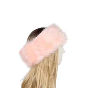 Detailaufnahme des flauschigen rosa Kunstfell-Stirnbands mit weicher Textur