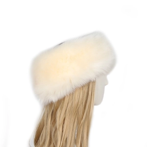 Detailaufnahme eines flauschigen Kunstpelz-Stirnbands in Creme auf einem Mannequin-Kopf