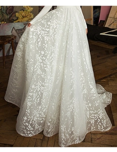 Gros plan sur la robe de mariée blanche avec broderies florales et dentelle