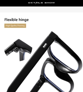 Nahaufnahme des flexiblen Metallscharniers und der silbernen Nieten der schwarzen Brille