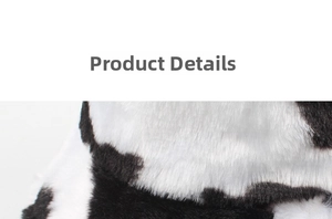 Détail de la texture en fausse fourrure douce et du motif vache sur le chapeau en peluche