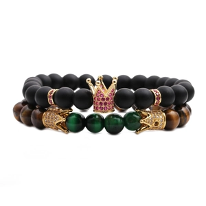 Detailansicht des Kronen-Perlenarmband-Sets mit Tigerauge und matten Steinen auf Weiß
