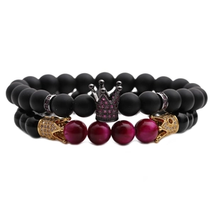 Details von Kronen-Armbändern mit mattschwarzen und magentafarbenen Tigerauge-Steinen