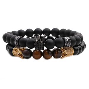Detailansicht des Perlenarmband-Sets mit Tigerauge-Steinen und Zirkonia-Krone