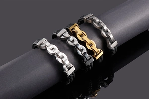 Détail de bracelets en cuir tressé avec fermoirs en acier inoxydable en quatre couleurs