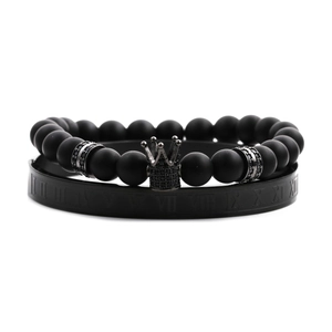 Détail du bracelet en perles noires mates avec couronne et jonc à chiffres romains