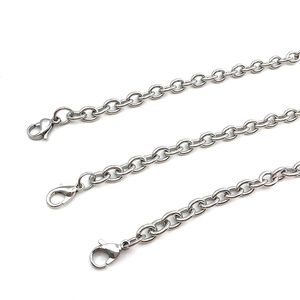 Verstellbares silbernes Edelstahl O-Kettenarmband mit Karabinerverschluss auf weißem Grund