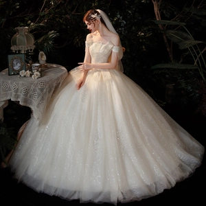 Robe de mariée étincelante sur le thème des étoiles, pompons épaules nues et tulle à paillettes