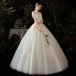 Robe de mariée ivoire à épaules dénudées avec jupe en tulle pailleté et col à franges