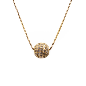Détail d'un collier à pendentif sphérique doré serti de micro-zircones cubiques brillants