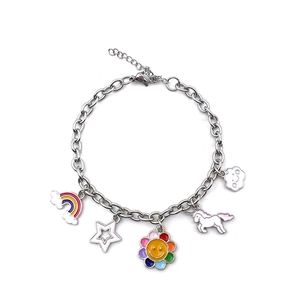 Silbernes Edelstahl-Charm-Armband mit Emaille-Anhängern wie Regenbogen, Einhorn und Sternen