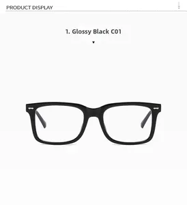 Detailaufnahme der glänzend schwarzen quadratischen Brille mit silbernen Nieten auf weißem Grund
