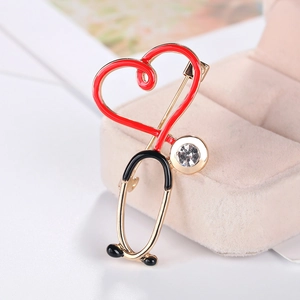 Broche stéthoscope élégante avec cœur en émail rouge et zircon sur boîte en velours