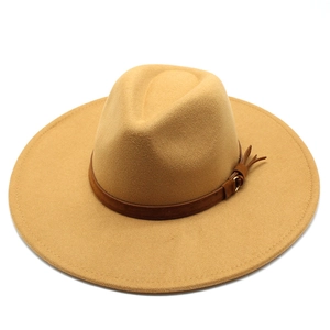 Klassieke fedora hoed van kameelwol met brede rand en bruine leren decoratieve band
