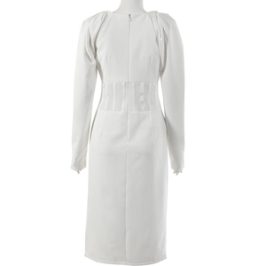 Detail der weißen V-Ausschnitt Kleid Rückseite mit unsichtbarem Reißverschluss und Taille