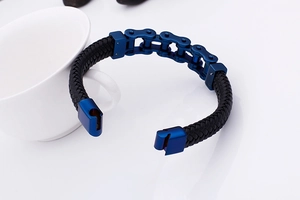 Bracelet chaîne de vélo industrielle avec maillons en acier bleu et cuir tressé