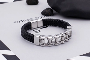 Détail du bracelet en cuir pour homme avec un design de chaîne de vélo en acier inoxydable