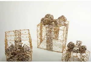 Dettaglio di tre scatole regalo in ferro dorato con paillettes, perle e fiocchi metallici