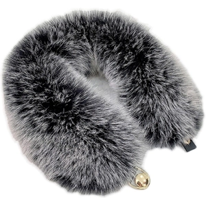 Dicker anthrazitgrauer Kunstpelzschal mit eleganter Metallschnalle für Damen im Winter
