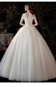 Détails macro de la dentelle pailletée et du laçage du dos de la robe de mariée blanche