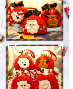 Détail de sacs cadeaux de Noël avec motifs 3D du Père Noël, renne et ours polaire