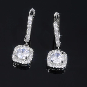 Boucles d'oreilles halo élégantes avec oxydes de zirconium carrés sur fond noir