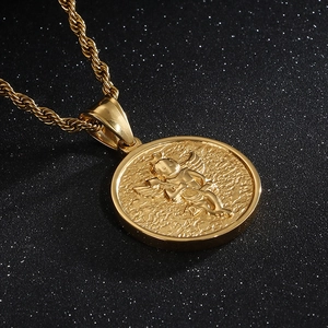 Vue détaillée d'un pendentif ange doré avec une chaîne corde sur fond étoilé