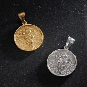 Vue détaillée des pendentifs ange et cupidon en or et argent sur fond noir texturé