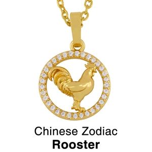 Nahaufnahme des goldenen chinesischen Sternzeichen Hahn Anhängers mit Kristallen