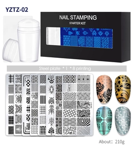 Detail des Nagelstempel-Sets mit Schablonen, Stempel und Schaber auf weißem Hintergrund