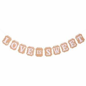 Λεπτομέρεια πανό Love Is Sweet από χαρτί κραφτ για διακόσμηση γάμου και αρραβώνων
