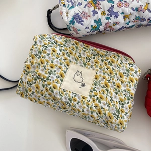 Gesteppte Baumwoll-Kosmetiktasche mit gelbem Blumendruck und Alpaka-Stoffetikett
