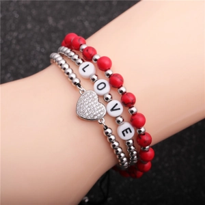Dreiteiliges Boho-Armbandset mit roten Marmorperlen, LOVE-Buchstaben und Herzanhänger