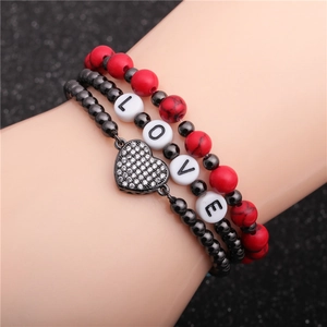 Dreiteiliges Perlenarmband-Set mit roten Marmorperlen, Kupferperlen und LOVE-Herz-Anhänger