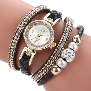 Gedetailleerde weergave van dames wikkelhorloge met parels, kristallen en zwart lederen bandjes.