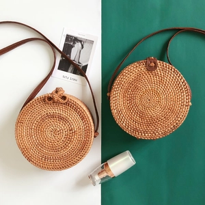 Borsa a tracolla in rattan di Bali fatta a mano con design rotondo intrecciato e cuoio vintage