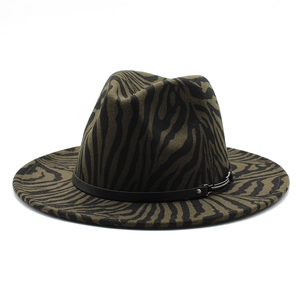 Primo piano di un cappello fedora retrò con motivi a onde verdi e cinturino in pelle