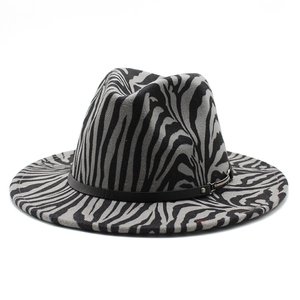 Cappello fedora in feltro zebrato con fascia in pelle nera e fibbia in metallo argento