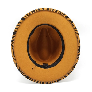 Dettaglio interno del cappello fedora con tesa a righe e etichetta in cotone