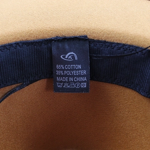 Dettaglio interno del cappello con fascia antisudore nera ed etichetta in cotone e poliestere