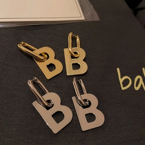 Elegantes pendientes colgantes con la letra B en metal dorado y plateado de moda