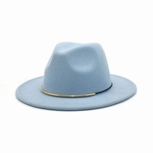 Détail d'un chapeau fedora en laine bleu clair avec garniture métallique dorée