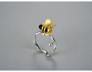 Macro view of handmade S925 silver bee ring featuring exquisite bicolour plating details