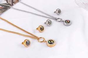 Detailsicht der Gold- und Silberschmucksets mit Regenbogenkristallen und Pavé-Diamanten