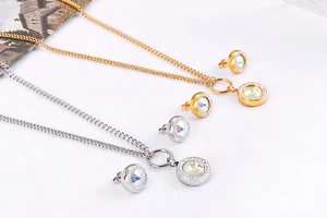 Detaillierte Nahaufnahme von Goldschmuck und Silberschmuck Sets mit Kristallanhängern