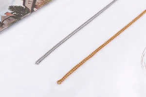 Detailansicht der gewebten Metalltextur an goldenen und silbernen Halsketten